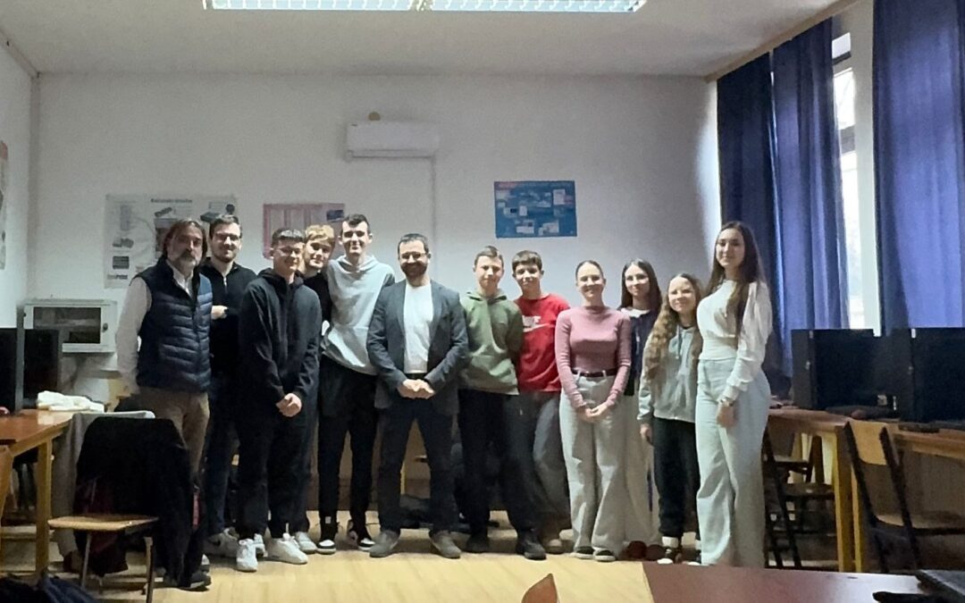 Suradnja Tehničke škole Kutina i Srednje škole Tina Ujevića u razvoju mobilne aplikacije za robota